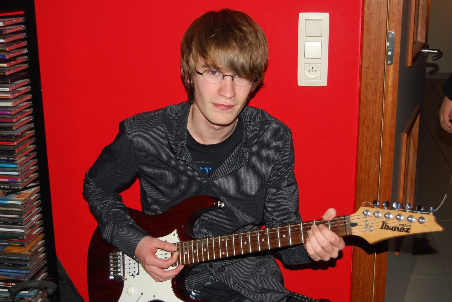 Student op kot in Arenberg die gitaar speelt